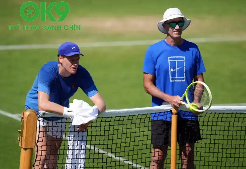 Jannik Sinner, bên trái, trong buổi tập luyện với huấn luyện viên Darren Cahill.